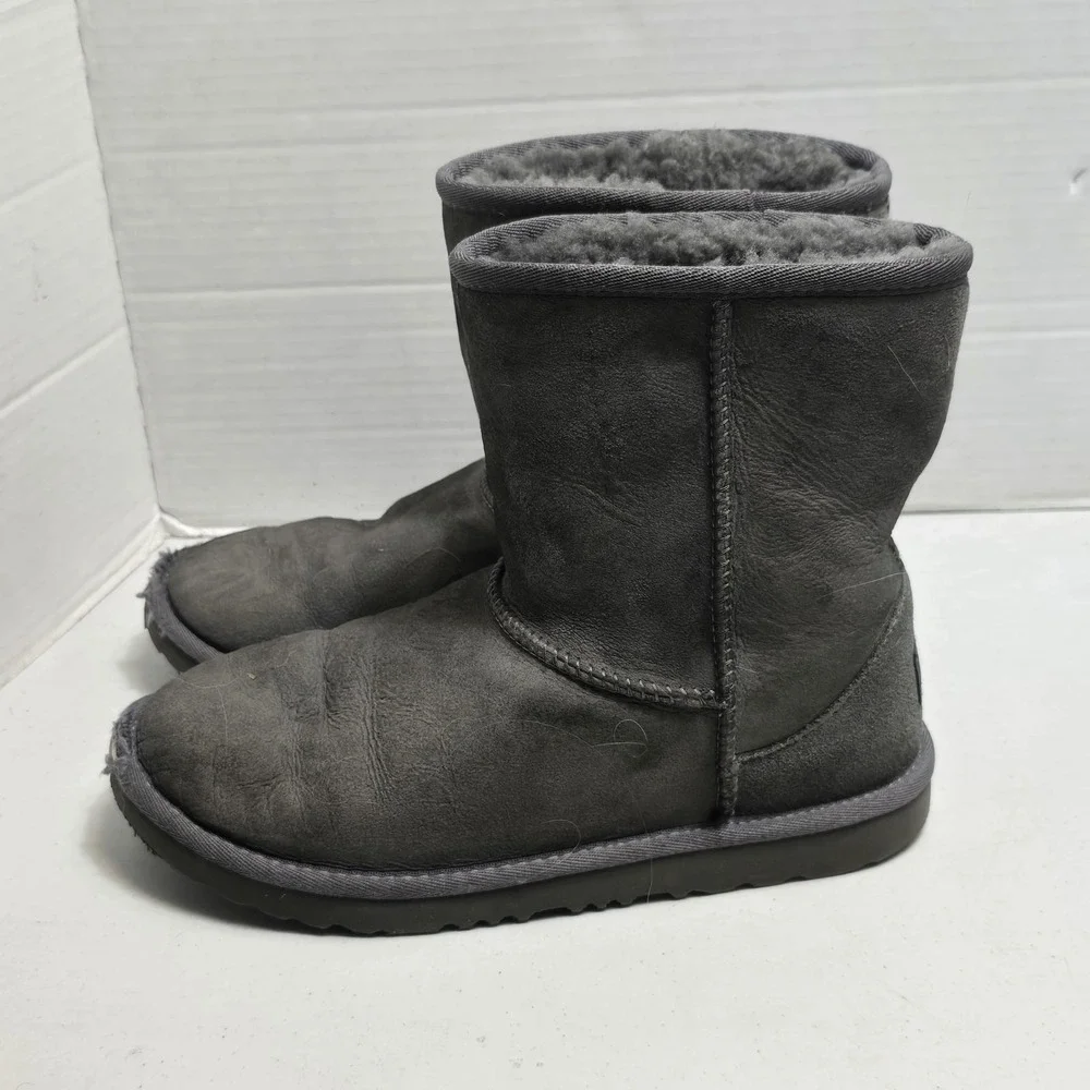 UGG Kids Classic II Short Cuff Boots 1017703K Gray Sheepskin Big Kids Sz 6